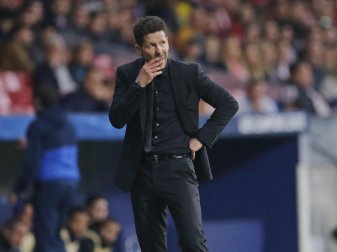 Trainer Diego Simeone droht mit Atlético Madrid das Aus in der Gruppenphase der Champions League. Foto: Paul White Trainer Diego Simeone droht mit Atlético Madrid das Aus in der Gruppenphase der Champions League. Foto: Paul White