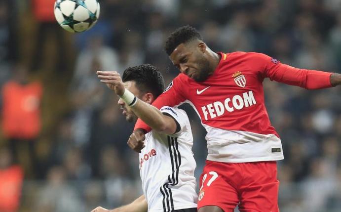 Kopfballduell zwischen Monacos Thomas Lemar (r) und Istanbuls Tolgay Arslan. Foto: Lefteris Pitarakis