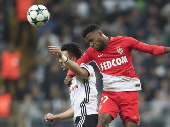 Kopfballduell zwischen Monacos Thomas Lemar (r) und Istanbuls Tolgay Arslan. Foto: Lefteris Pitarakis Kopfballduell zwischen Monacos Thomas Lemar (r) und Istanbuls Tolgay Arslan. Foto: Lefteris Pitarakis