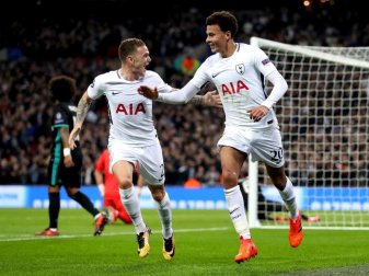 Tottenhams Dele Alli (r) wird von Christian Eriksen für seinen Führungstreffer gegen Real Madrid gefeiert. Foto: Adam Davy Tottenhams Dele Alli (r) wird von Christian Eriksen für seinen Führungstreffer gegen Real Madrid gefeiert. Foto: Adam Davy
