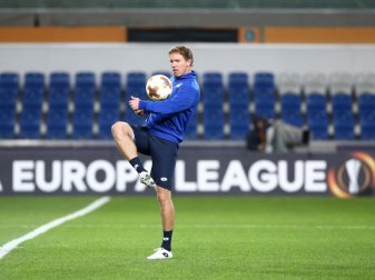Kann selber mit dem Ball gut umgehen: 1899-Coach Julian Nagelsmann beim Training im Stadion von Istanbul Basaksehir. Foto: Gökhan Kilincer Kann selber mit dem Ball gut umgehen: 1899-Coach Julian Nagelsmann beim Training im Stadion von Istanbul Basaksehir. Foto: Gökhan Kilincer