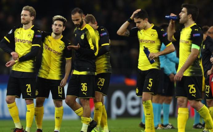 Die Spieler von Borussia Dortmund gehen nach dem 1:1 gegen Nikosia zu ihren Fans. Foto: Ina Fassbender