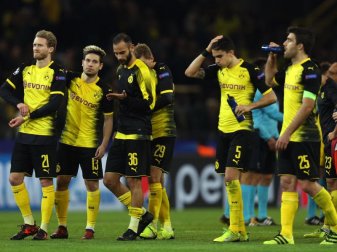 Die Spieler von Borussia Dortmund gehen nach dem 1:1 gegen Nikosia zu ihren Fans. Foto: Ina Fassbender Die Spieler von Borussia Dortmund gehen nach dem 1:1 gegen Nikosia zu ihren Fans. Foto: Ina Fassbender
