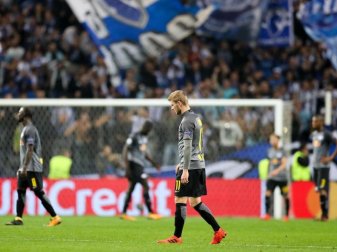 Nach der Niederlage in Porto trotten Leipzigs Spieler enttäuscht über den Platz. Foto: Jan Woitas