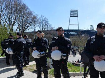 Polizisten vor dem Weserstadion in Bremen. Foto: Carmen Jaspersen Polizisten vor dem Weserstadion in Bremen. Foto: Carmen Jaspersen