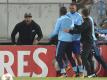 Patrice Evra von Olympique Marseille wird von seinem Teamkollegen Rolando von einem Zuschauer weggezogen. Foto: Luis Vieira