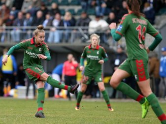 Giulia Gwinn (l.) erzielt den Siegtreffer für Freiburg Giulia Gwinn (l.) erzielt den Siegtreffer für Freiburg