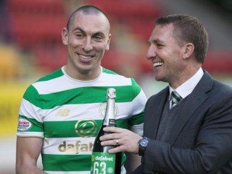 Celtics Scott Brown und Trainer Brendan Rodgers feiern, nachdem sie einen 100 Jahre alten Rekord geknackt haben. Foto: Jeff Holmes Celtics Scott Brown und Trainer Brendan Rodgers feiern, nachdem sie einen 100 Jahre alten Rekord geknackt haben. Foto: Jeff Holmes