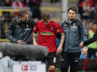 Co-Trainer Lars Voßler (l) und Mannschaftsarzt Gerrit Bode (r) bringen den verletzten Mike Frantz vom Platz. Foto: Patrick Seeger Co-Trainer Lars Voßler (l) und Mannschaftsarzt Gerrit Bode (r) bringen den verletzten Mike Frantz vom Platz. Foto: Patrick Seeger