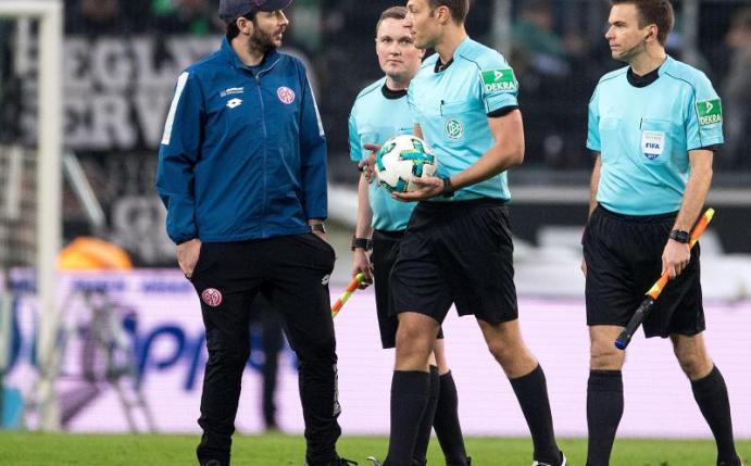 Haderte in Mönchengladbach mit dem Videobeweis: Mainz-Trainer Sandro Schwarz (l). Foto: Marius Becker