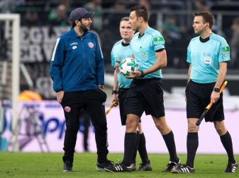 Haderte in Mönchengladbach mit dem Videobeweis: Mainz-Trainer Sandro Schwarz (l). Foto: Marius Becker Haderte in Mönchengladbach mit dem Videobeweis: Mainz-Trainer Sandro Schwarz (l). Foto: Marius Becker