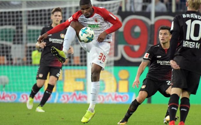 FC-Youngster Kevin Danso (M) stand beim Spiel gegen Leverkusen im Mittelpunkt. Foto: Stefan Puchner
