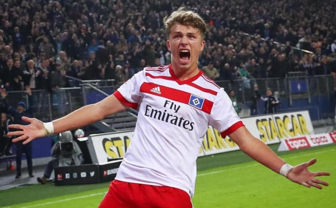 Soll möglichst schnell seinen Vertrag beim HSV verlängern: Toptalend Jann-Fiete Arp feiert. Foto: Christian Charisius