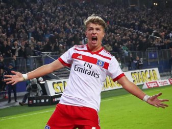 Soll möglichst schnell seinen Vertrag beim HSV verlängern: Toptalend Jann-Fiete Arp feiert. Foto: Christian Charisius Soll möglichst schnell seinen Vertrag beim HSV verlängern: Toptalend Jann-Fiete Arp feiert. Foto: Christian Charisius