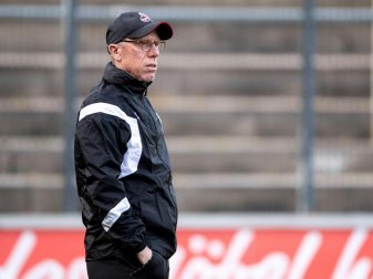 Trainer Peter Stöger will mit dem 1. FC Köln in der Bundesliga die Aufholjagd beginnen. Foto: Marius Becker