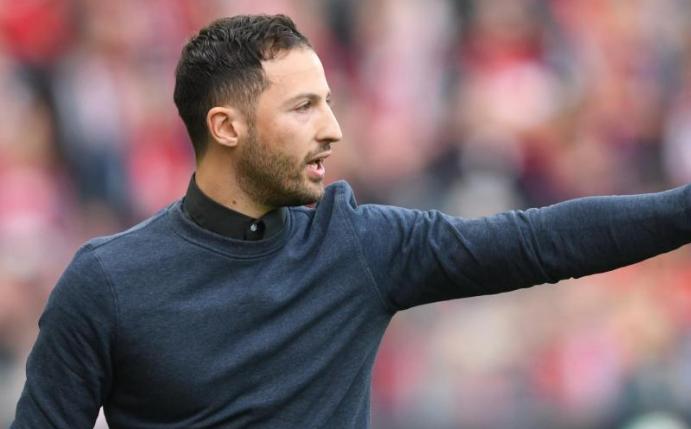 Ist mit Schalke 04 auf Kurs Richtung Europapokal: Trainer Domenico Tedesco. Foto: Patrick Seeger