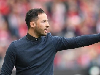 Ist mit Schalke 04 auf Kurs Richtung Europapokal: Trainer Domenico Tedesco. Foto: Patrick Seeger Ist mit Schalke 04 auf Kurs Richtung Europapokal: Trainer Domenico Tedesco. Foto: Patrick Seeger