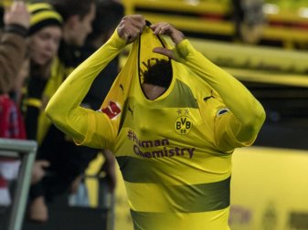 Zum Trikot raufen: BVB-Angreifer Pierre-Emerick Aubameyang wartet seit 476 Minuten auf einen Treffer. Foto: Bernd Thissen Zum Trikot raufen: BVB-Angreifer Pierre-Emerick Aubameyang wartet seit 476 Minuten auf einen Treffer. Foto: Bernd Thissen
