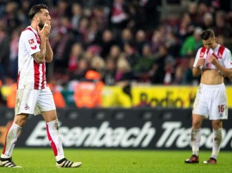 Die Kölner Dominic Maroh (l) und Pawel Olkowski verlassen enttäuscht das Spielfeld. Foto: Marius Becker Die Kölner Dominic Maroh (l) und Pawel Olkowski verlassen enttäuscht das Spielfeld. Foto: Marius Becker