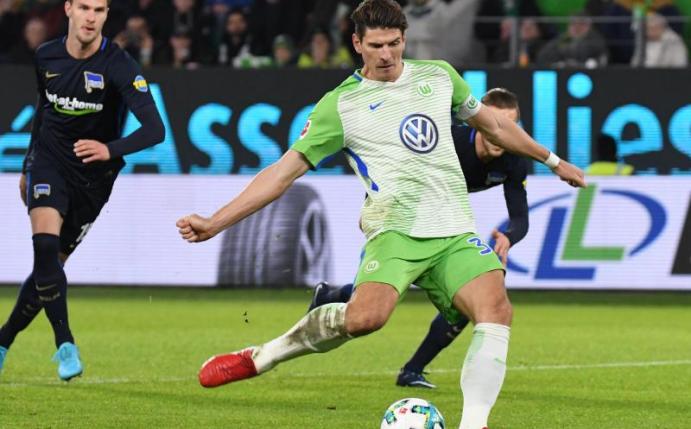 VfL-Kapitän Mario Gomez vergab erneut einen Elfmeter. Foto: Peter Steffen