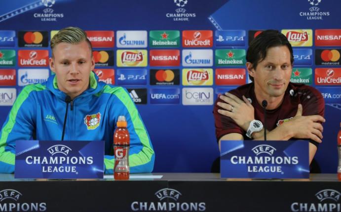 Leno kritisiert den Spielaufbau unter Schmidt (v.l.)