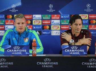 Leno kritisiert den Spielaufbau unter Schmidt (v.l.) Leno kritisiert den Spielaufbau unter Schmidt (v.l.)