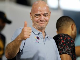 FIFA-Präsident Infantino freut sich über den Vertrag