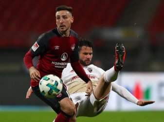 Der Nürnberger Kevin Möhwald (l) kämpft mit dem Ingolstädter Christian Träsch um den Ball. Foto: Daniel Karmann