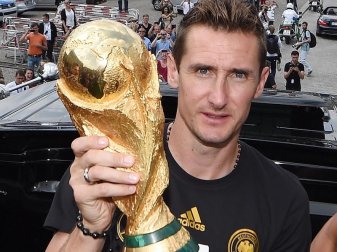Miroslav Klose im Jahr 2014 mit dem WM-Pokal. Foto: Markus Gilliar/GES/DFB/dpa