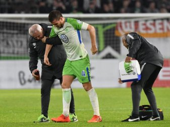 VfL-Spieler Ignacio Camacho (M) geht beim Spiel gegen Hannover 96 humpelnd vom Platz. Foto: Peter Steffen VfL-Spieler Ignacio Camacho (M) geht beim Spiel gegen Hannover 96 humpelnd vom Platz. Foto: Peter Steffen