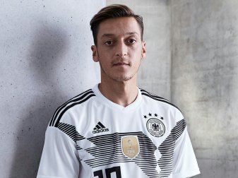 Özil im neuen Trikot der deutschen Nationalmannschaft Özil im neuen Trikot der deutschen Nationalmannschaft