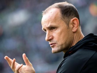 Leverkusens Trainer Heiko Herrlich hat ein neues Bestrafungssystem etabliert. Foto: Marius Becker