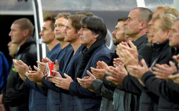 Länderspiel: Schweigeminute für Hans Schäfer