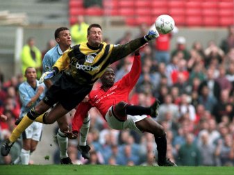 Ex-Torwart Eike Immel warnt junge Profifußballer Ex-Torwart Eike Immel warnt junge Profifußballer