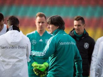 Joachim Löw bereitet seine Spieler auf die Partie in England vor. Foto: Soeren Stache Joachim Löw bereitet seine Spieler auf die Partie in England vor. Foto: Soeren Stache