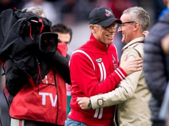Kölns Geschäftsführer Alexander Wehrle (r) und Trainer Peter Stöger. Foto: Marius Becker