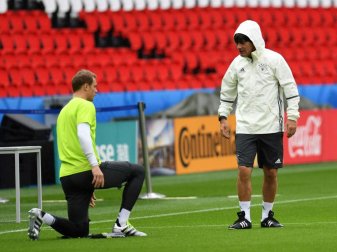 Neuer (l.) stößt erst nächstes Jahr wieder zum DFB-Team