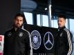 Sandro Wagner (r) und Sami Khedira kommen zur Pressekonferenz in Berlin. Foto: Christian Charisius