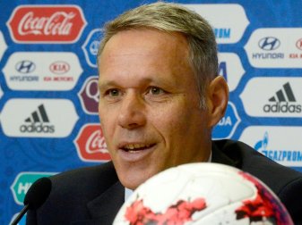 FIFA-Direktor Van Basten schaute sich den Regeltest an