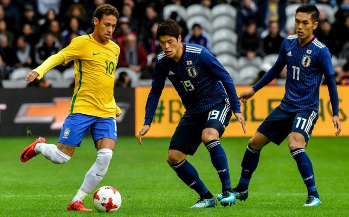 Neymar (l.) trifft per Elfmeter zum 1:0 