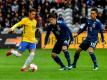 Neymar (l.) trifft per Elfmeter zum 1:0 