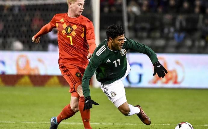 Der Belgier Kevin De Bruyne (l) im Duell um den Ball mit Mexikos Carlos Vela. Dirk Waem/BELGA Foto: Dirk Waem
