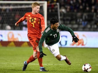Der Belgier Kevin De Bruyne (l) im Duell um den Ball mit Mexikos Carlos Vela. Dirk Waem/BELGA Foto: Dirk Waem Der Belgier Kevin De Bruyne (l) im Duell um den Ball mit Mexikos Carlos Vela. Dirk Waem/BELGA Foto: Dirk Waem
