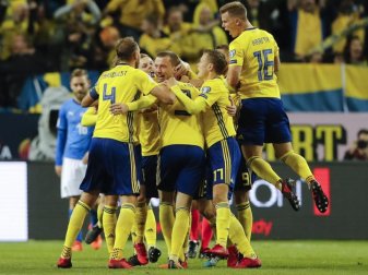 Schwedens Jakob Johansson (M) jubelt mit seinen Mannschaftskollegen über seinen Treffer zum 1:0 gegen Italien. Foto: Frank Augstein Schwedens Jakob Johansson (M) jubelt mit seinen Mannschaftskollegen über seinen Treffer zum 1:0 gegen Italien. Foto: Frank Augstein