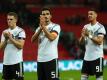 Matthias Ginter (l-r), Mats Hummels und Sandro Wagner bedanken sich bei den Fans nach dem Spiel. Foto: Christian Charisius