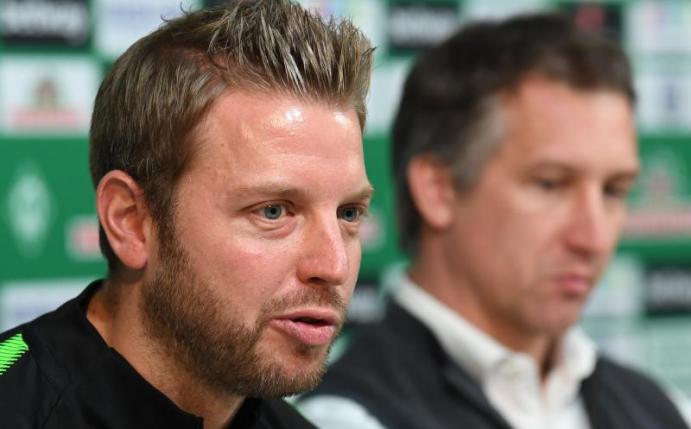 Werder Bremens Geschäftsführer Sport, Frank Baumann (r), hat Absagen von Top-Trainern vor der Beförderung von Florian Kohfeldt bestätigt. Foto: Carmen Jaspersen