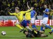 Die Schweden haben die Squadra Azzurra alt aussehen lassen: Italiens Torhüter Gianluigi Buffon hat Glück, dass bei der Aktion von Emil Forsberg (l) kein Tor fällt. Foto: Frank Augstein