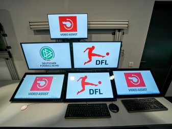 Urs Meier fordert den Profi-Schiedsrichter Urs Meier fordert den Profi-Schiedsrichter