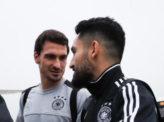 Mats Hummels - mit Ilkay Gündogan (r) vor dem Flug nach England - lobt die Arbeit von Bayern-Trainer Jupp Heynckes. Foto: Christian Charisius Mats Hummels - mit Ilkay Gündogan (r) vor dem Flug nach England - lobt die Arbeit von Bayern-Trainer Jupp Heynckes. Foto: Christian Charisius