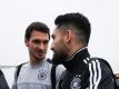 Mats Hummels - mit Ilkay Gündogan (r) vor dem Flug nach England - lobt die Arbeit von Bayern-Trainer Jupp Heynckes. Foto: Christian Charisius